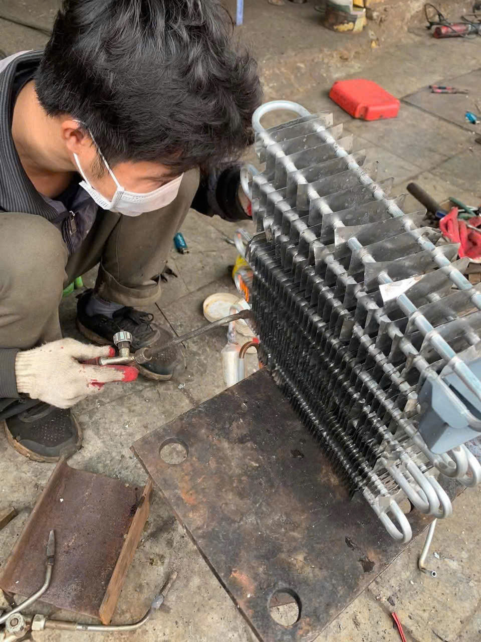 Nhân viên hỗ trợ sửa tủ lạnh Hitachi tại nhà cho khách hàng ở Hà Nôị
