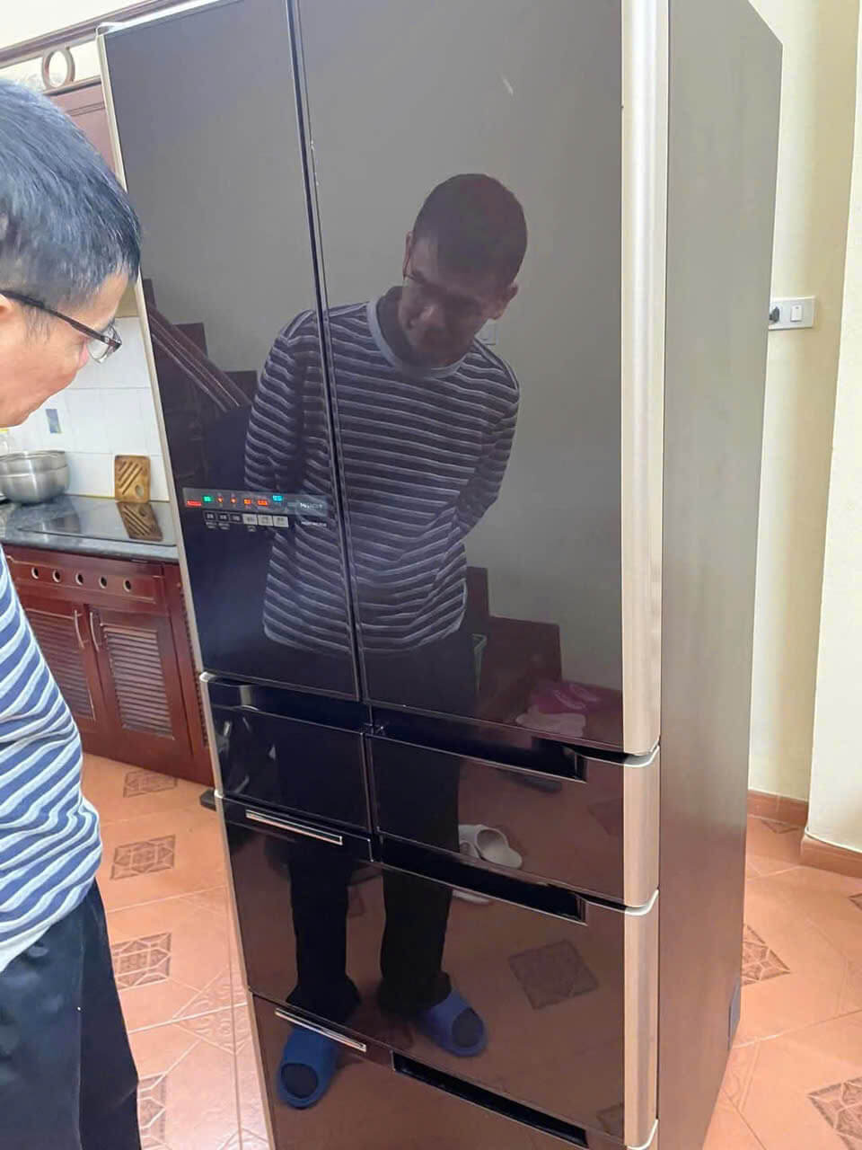 Khi tủ lạnh Hitachi gặp 1 số biểu hiện thì bạn cần liên hệ ngay Trung Tâm Bảo Hành và Sửa Chữa Hitachi để được tư vấn khắc phục sự cố