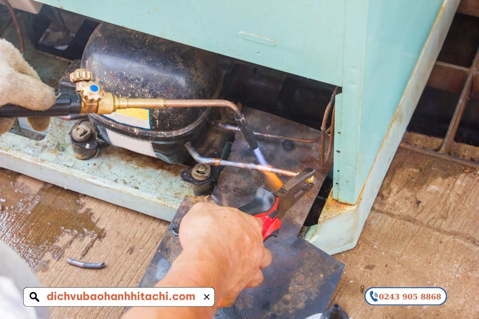 Bơm Gas Tủ Lạnh Hitachi: Quy Trình Chuẩn & Báo Giá Chi Tiết Nhất 2 Nhân viên kỹ thuật kiểm tra ống đồng trước khi thực hiện bơm gas